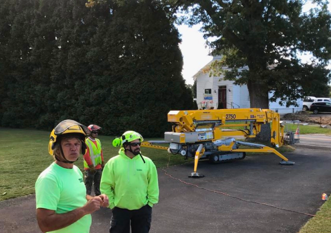 people waiting for the go signal to start on the service